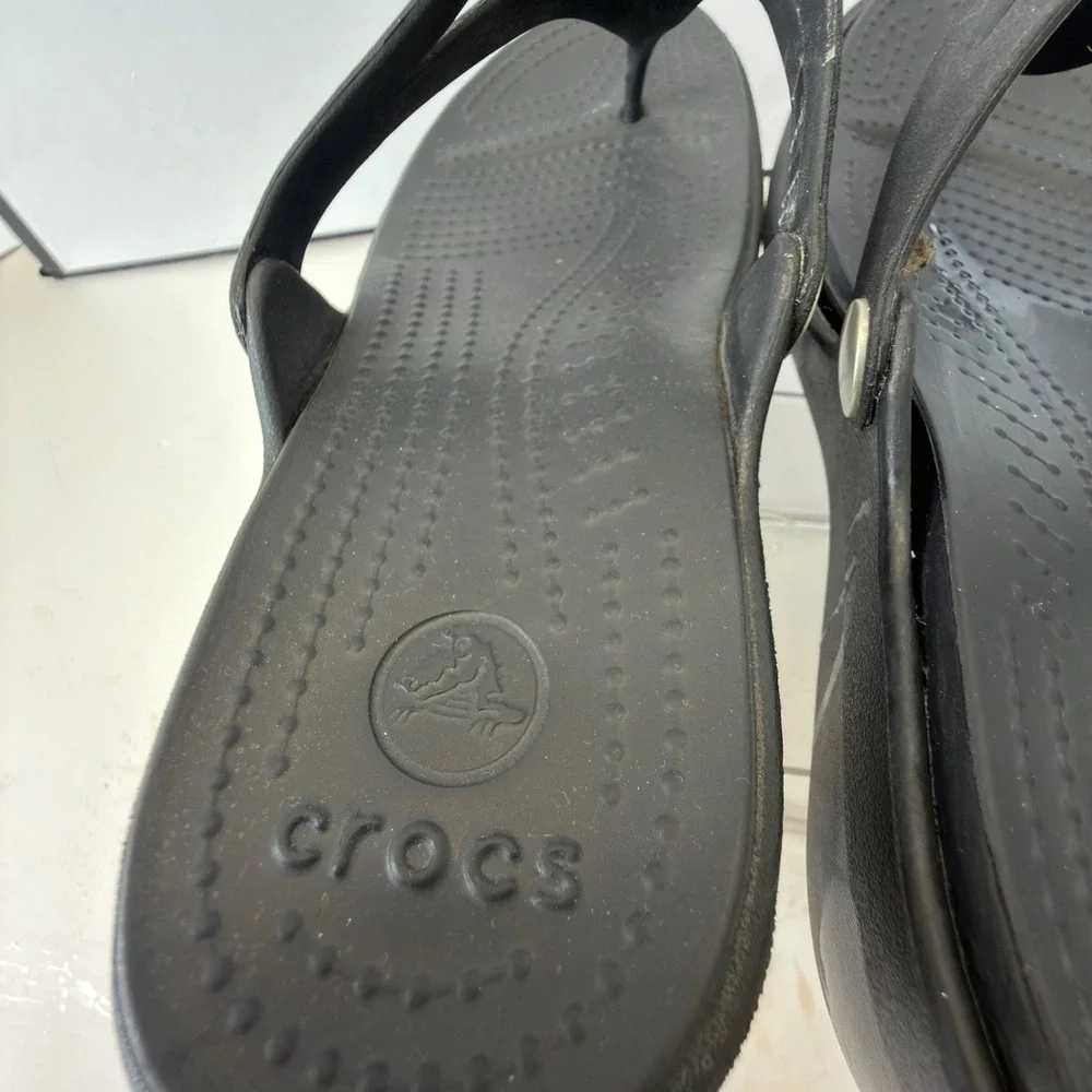 Crocs Sanrah Black Wedge Thong Sandals Silver Ring Accent Womens Size 9
